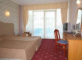 Отель Sirius Beach Hotel & SPA Святые Константин и Елена Двухместный номер с 2 отдельными кроватями и видом на море (для 2 взрослых и 1 ребенка)-9
