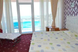Отель Sirius Beach Hotel & SPA Святые Константин и Елена Двухместный номер с 2 отдельными кроватями и частичным видом на море (для 2 взрослых и 1 ребенка)-1